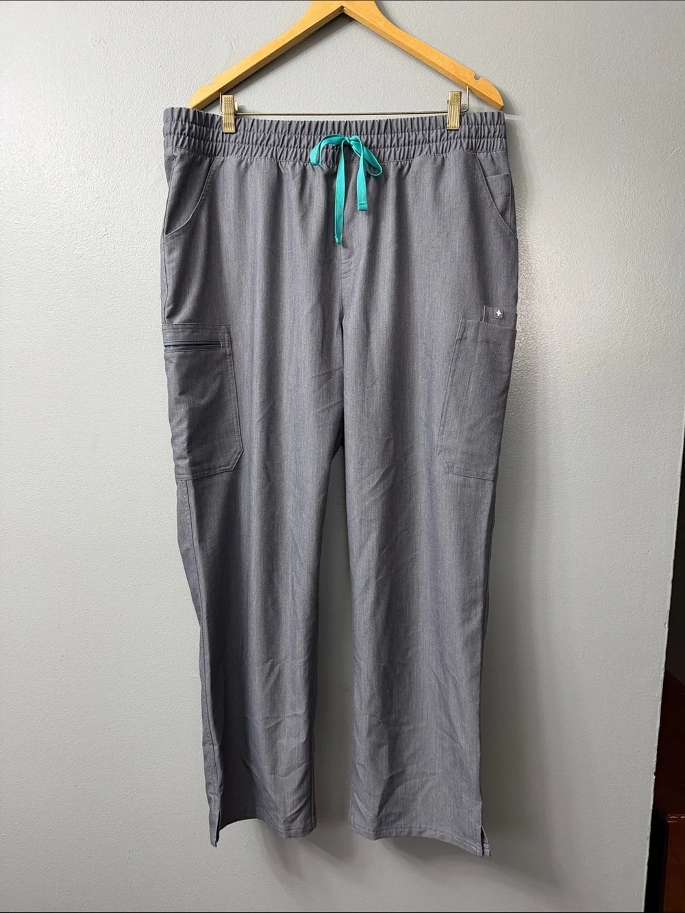 FIGs Mens  Gray Drawstring Casual Pants with Teal Accent xxl